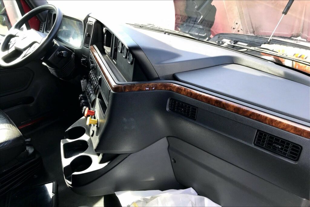 2022 CUM LT625 6×4 Sleeper