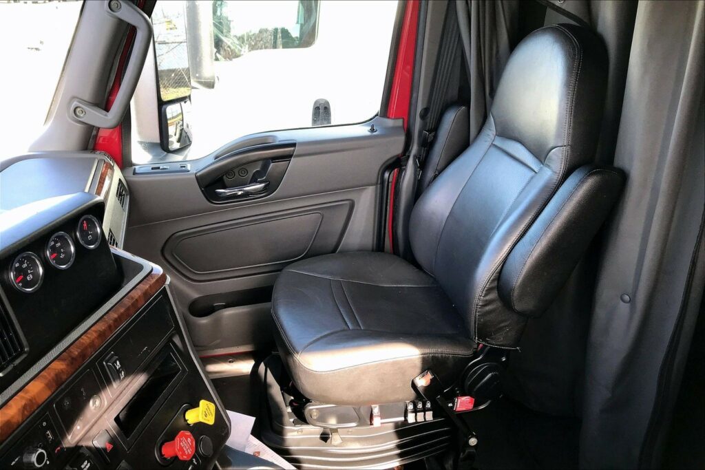 2022 CUM LT625 6×4 Sleeper