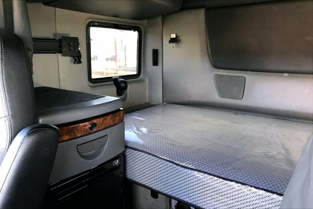 2022 CUM LT625 6×4 Sleeper