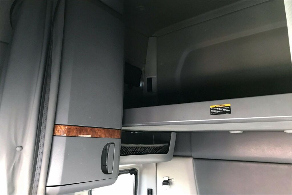 2022 CUM LT625 6×4 Sleeper