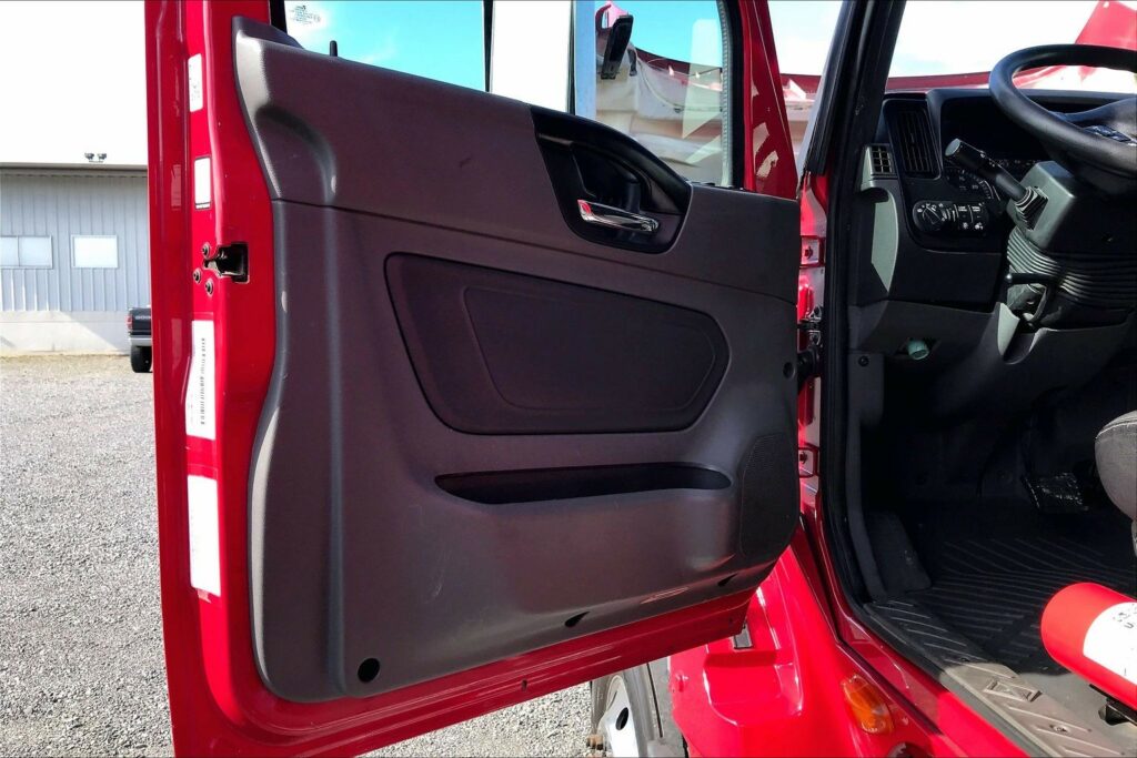 2022 CUM LT625 6×4 Sleeper