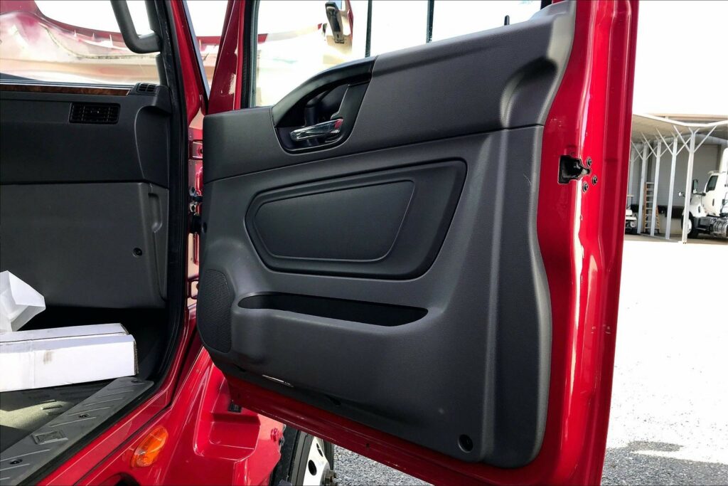 2022 CUM LT625 6×4 Sleeper