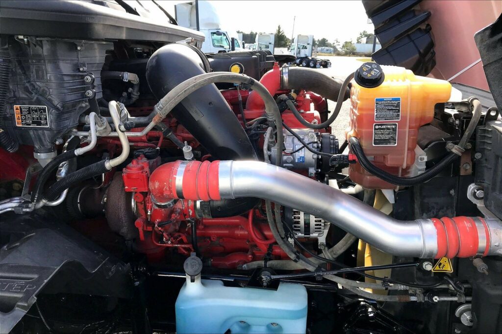 2022 CUM LT625 6×4 Sleeper