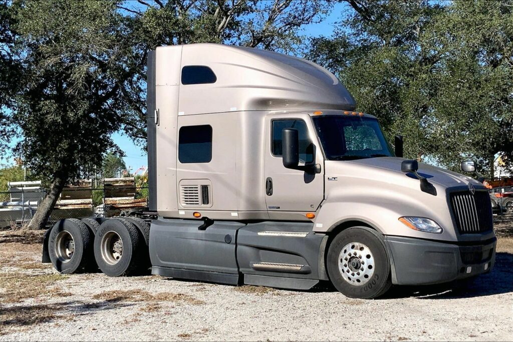 2022 CUM LT625 6×4 Sleeper