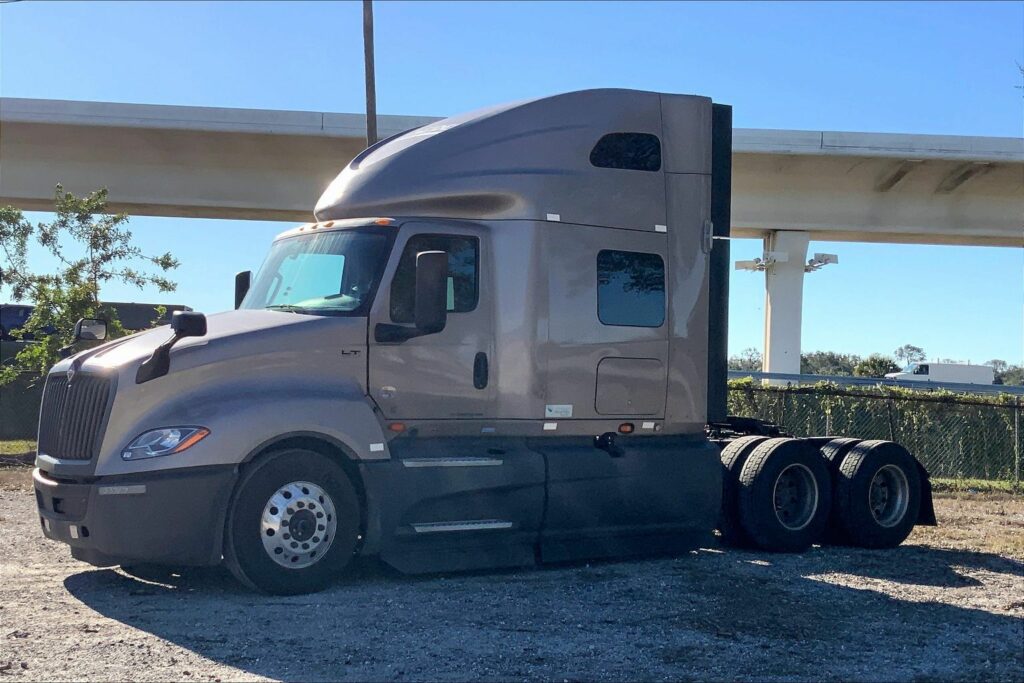 2022 CUM LT625 6×4 Sleeper