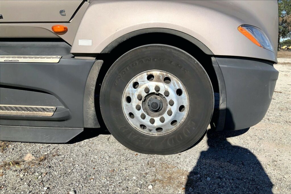 2022 CUM LT625 6×4 Sleeper