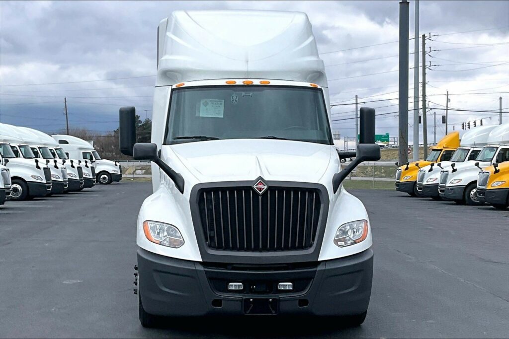 2021 CUM LT625 6×4 Sleeper