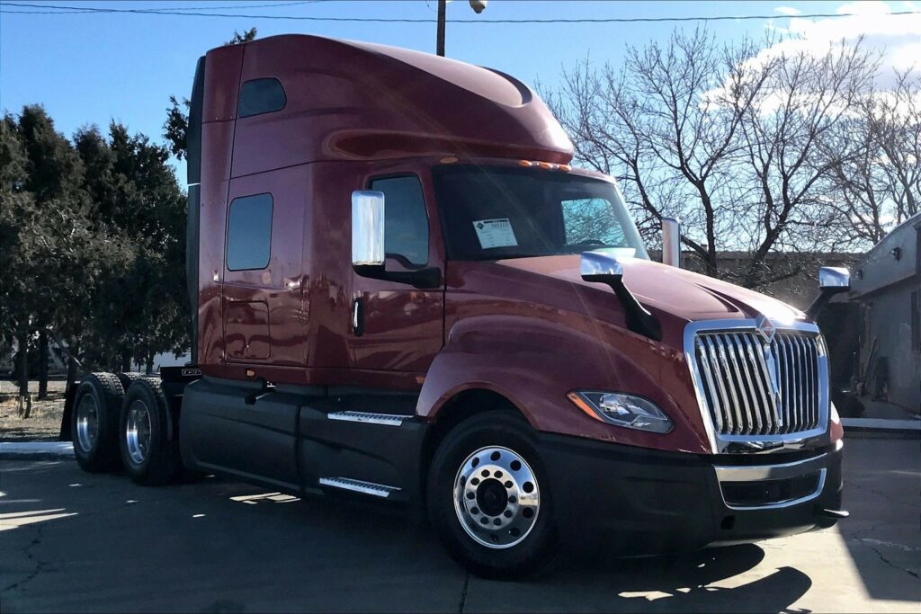 2022 CUM LT625 6×4 Sleeper