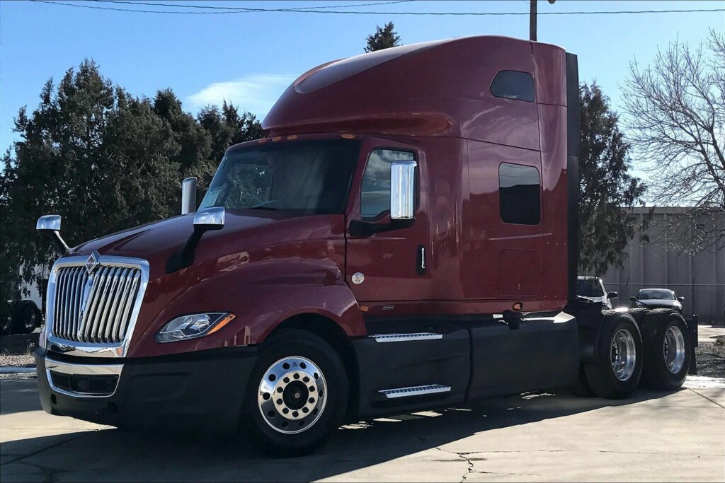 2022 CUM LT625 6×4 Sleeper