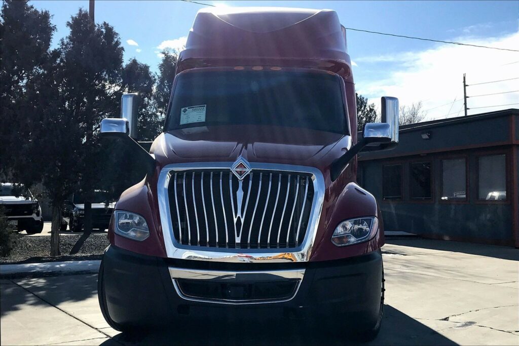 2022 CUM LT625 6×4 Sleeper