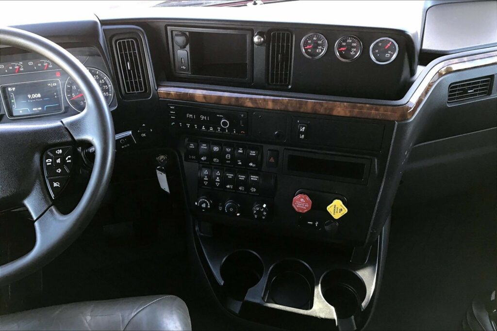 2022 CUM LT625 6×4 Sleeper