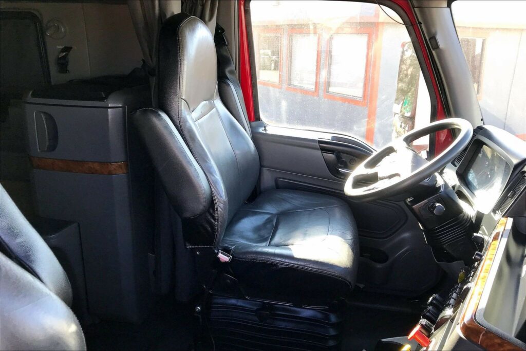 2022 CUM LT625 6×4 Sleeper