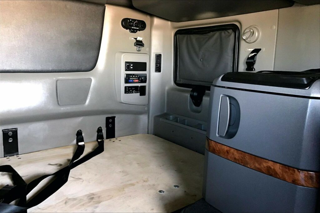 2022 CUM LT625 6×4 Sleeper