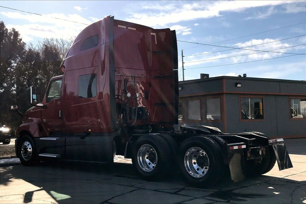 2022 CUM LT625 6×4 Sleeper