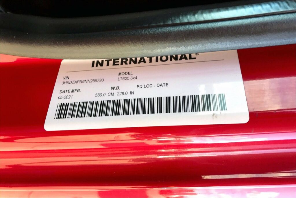 2022 CUM LT625 6×4 Sleeper