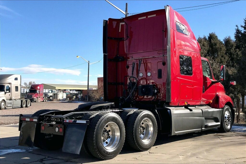 2022 CUM LT625 6×4 Sleeper