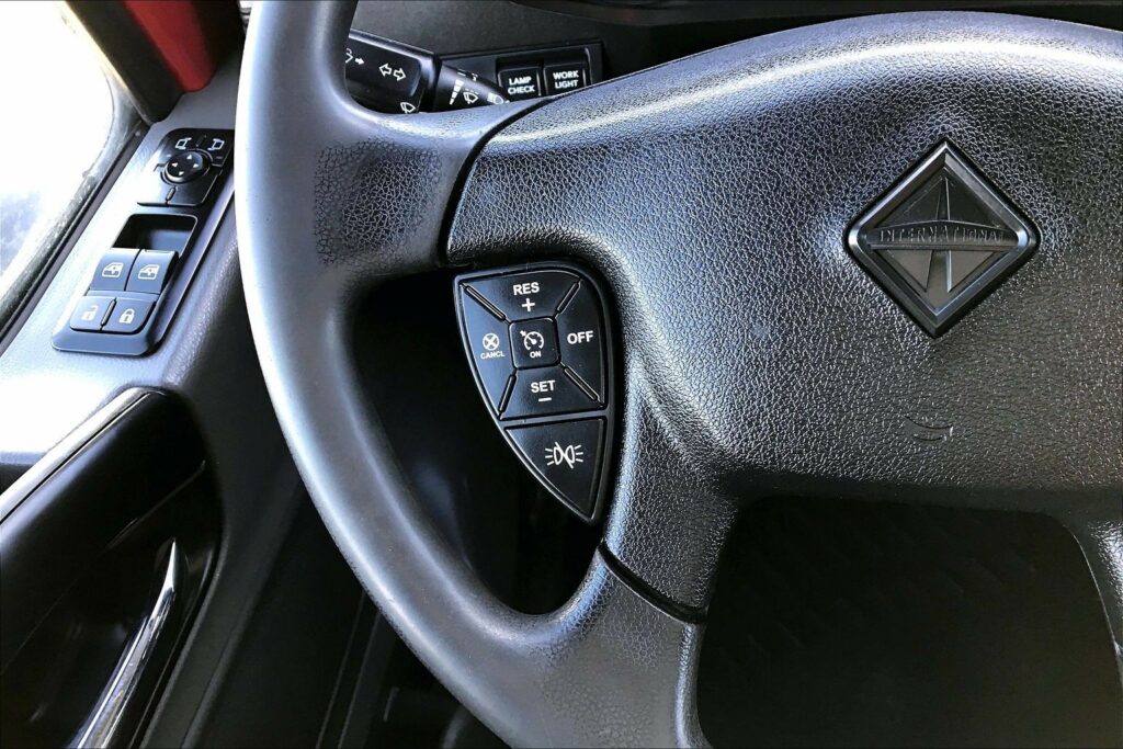 2022 CUM LT625 6×4 Sleeper