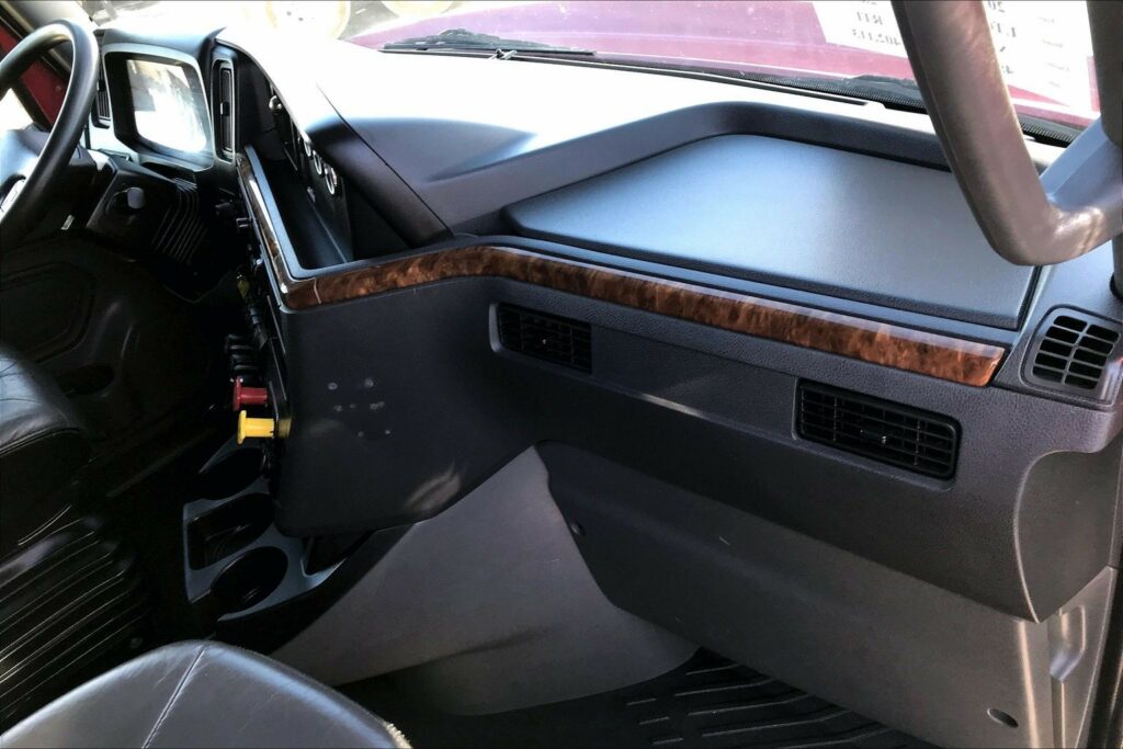 2022 CUM LT625 6×4 Sleeper