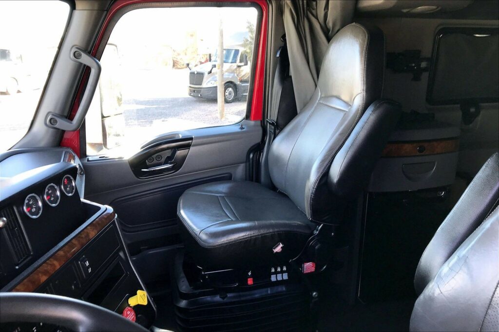 2022 CUM LT625 6×4 Sleeper