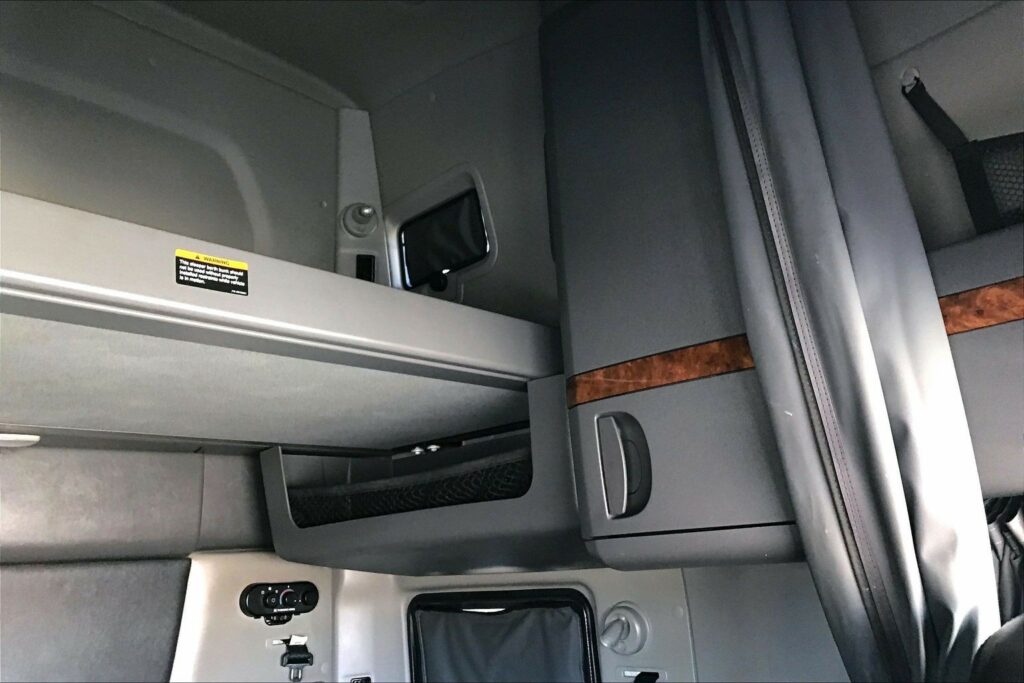 2022 CUM LT625 6×4 Sleeper