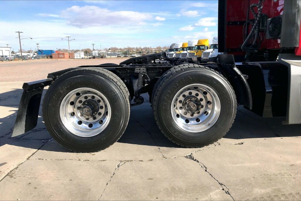 2022 CUM LT625 6×4 Sleeper