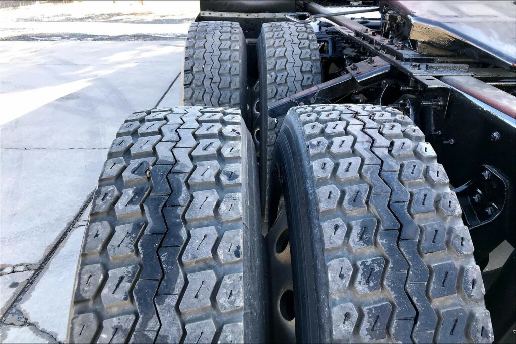 2022 CUM LT625 6×4 Sleeper