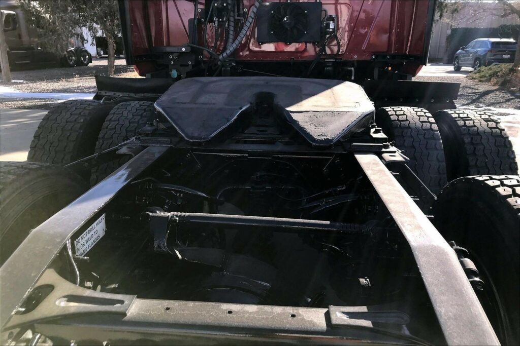 2022 CUM LT625 6×4 Sleeper