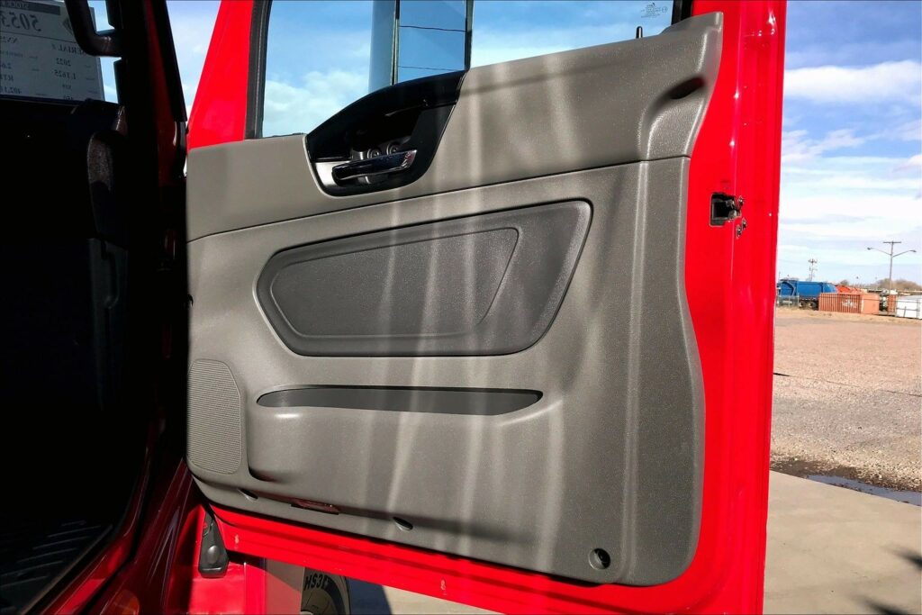 2022 CUM LT625 6×4 Sleeper