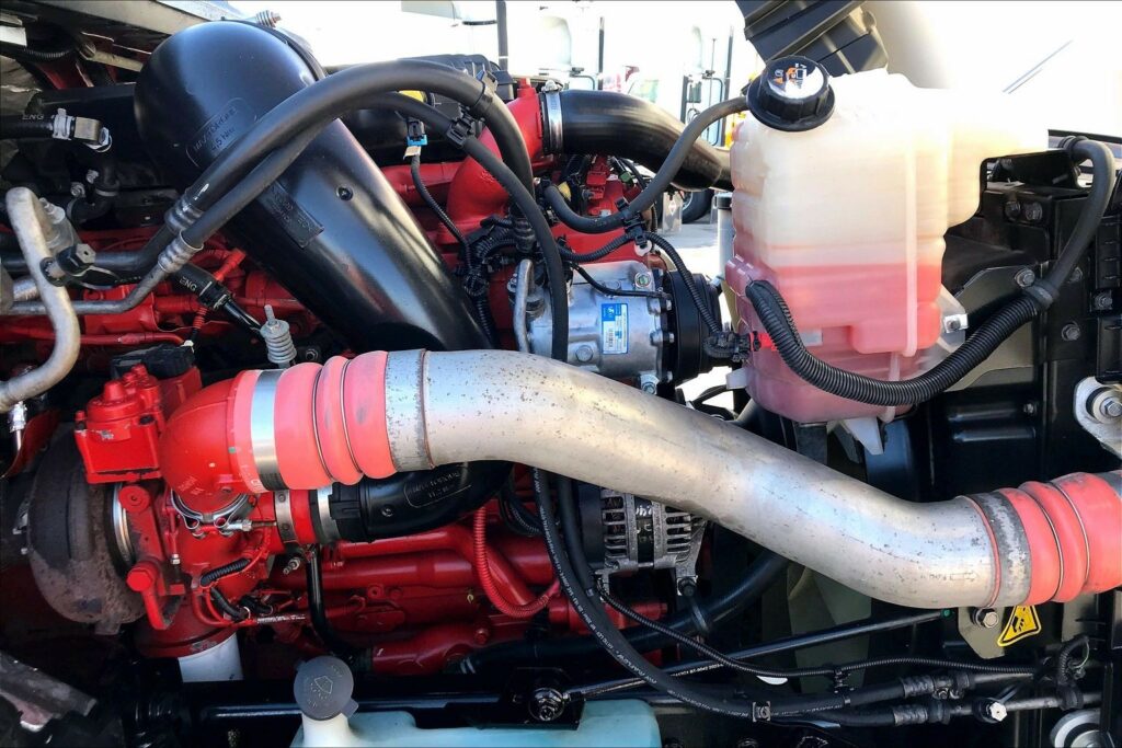 2022 CUM LT625 6×4 Sleeper