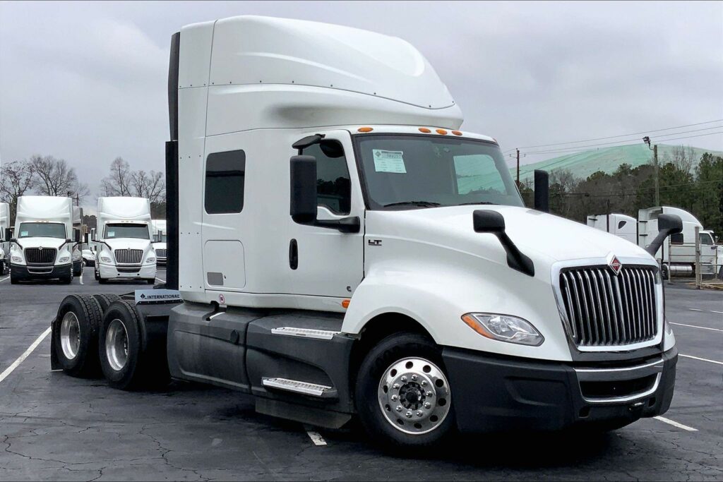 2022 CUM LT625 6×4 Sleeper