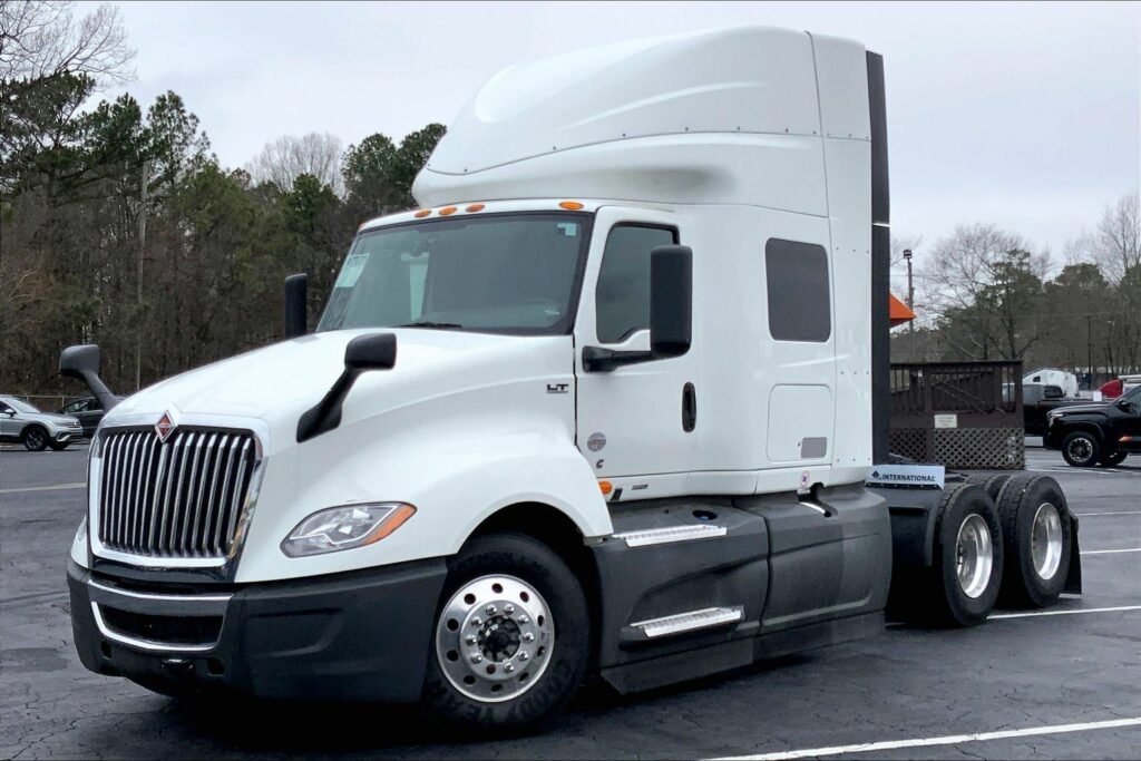 2022 CUM LT625 6×4 Sleeper