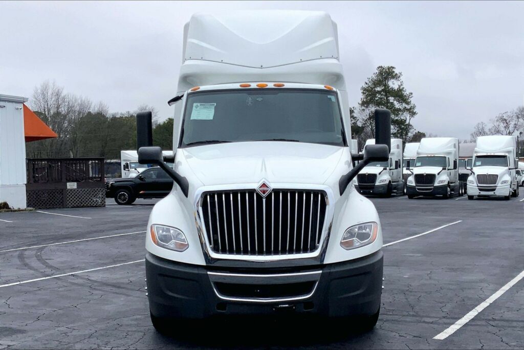 2022 CUM LT625 6×4 Sleeper