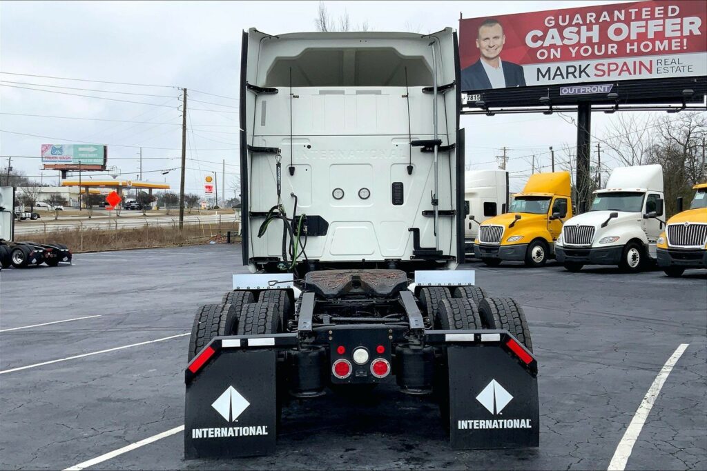 2022 CUM LT625 6×4 Sleeper