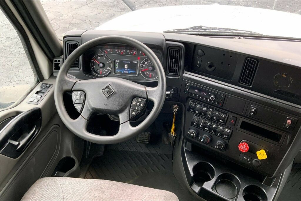 2022 CUM LT625 6×4 Sleeper