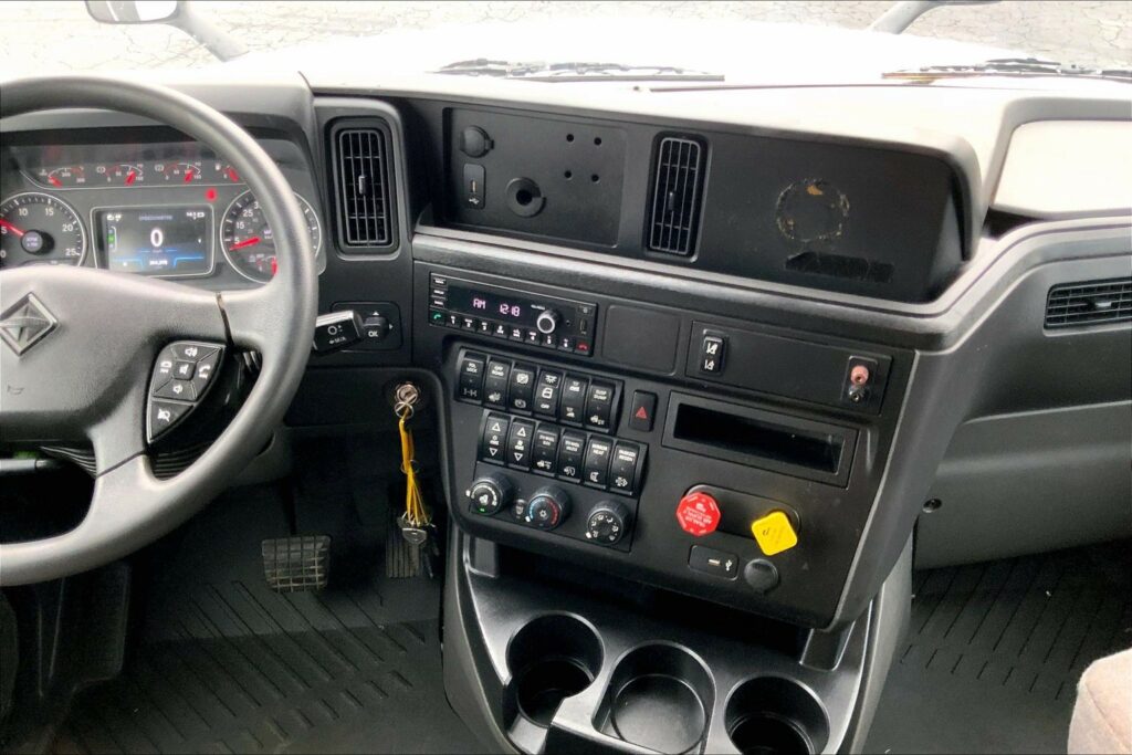 2022 CUM LT625 6×4 Sleeper