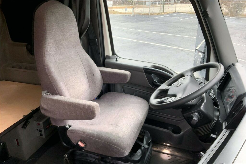 2022 CUM LT625 6×4 Sleeper