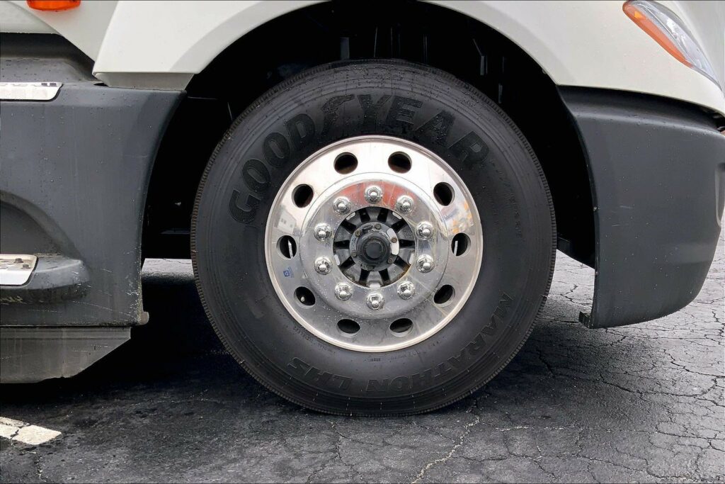 2022 CUM LT625 6×4 Sleeper