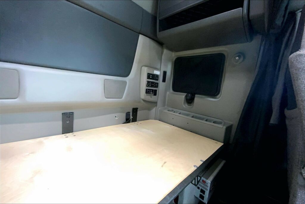 2022 CUM LT625 6×4 Sleeper