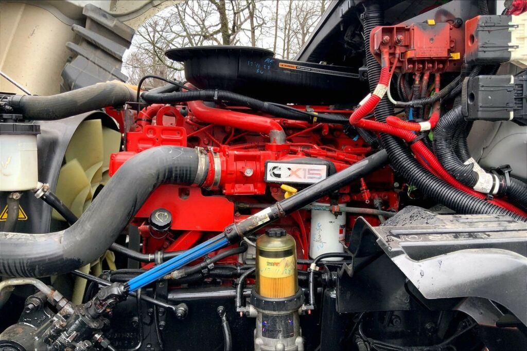 2022 CUM LT625 6×4 Sleeper