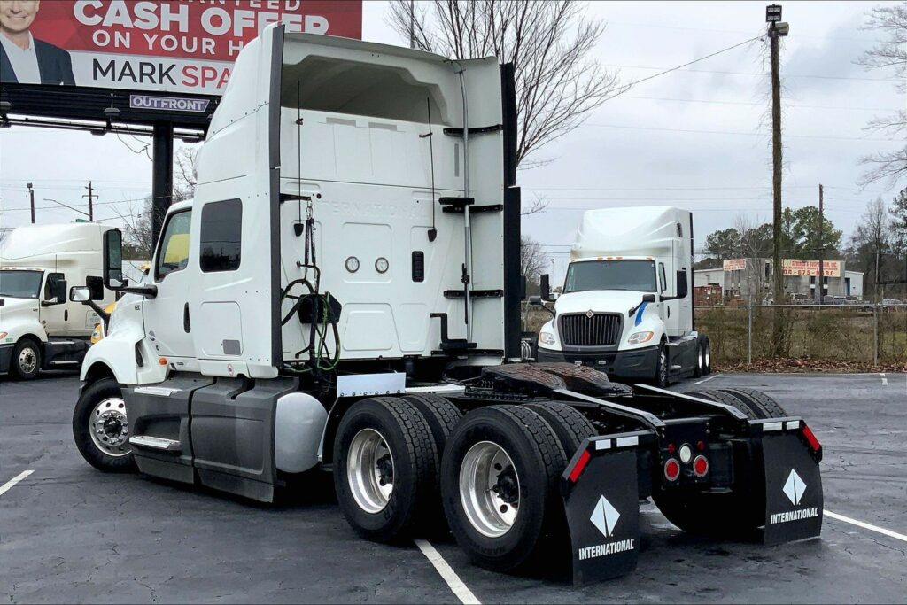 2022 CUM LT625 6×4 Sleeper