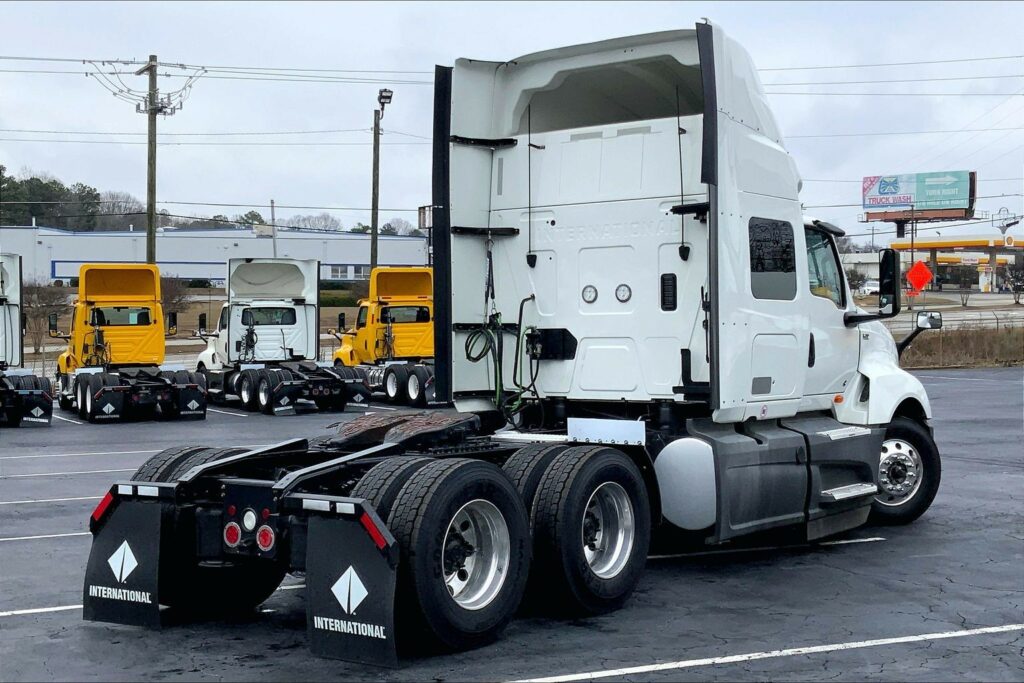 2022 CUM LT625 6×4 Sleeper