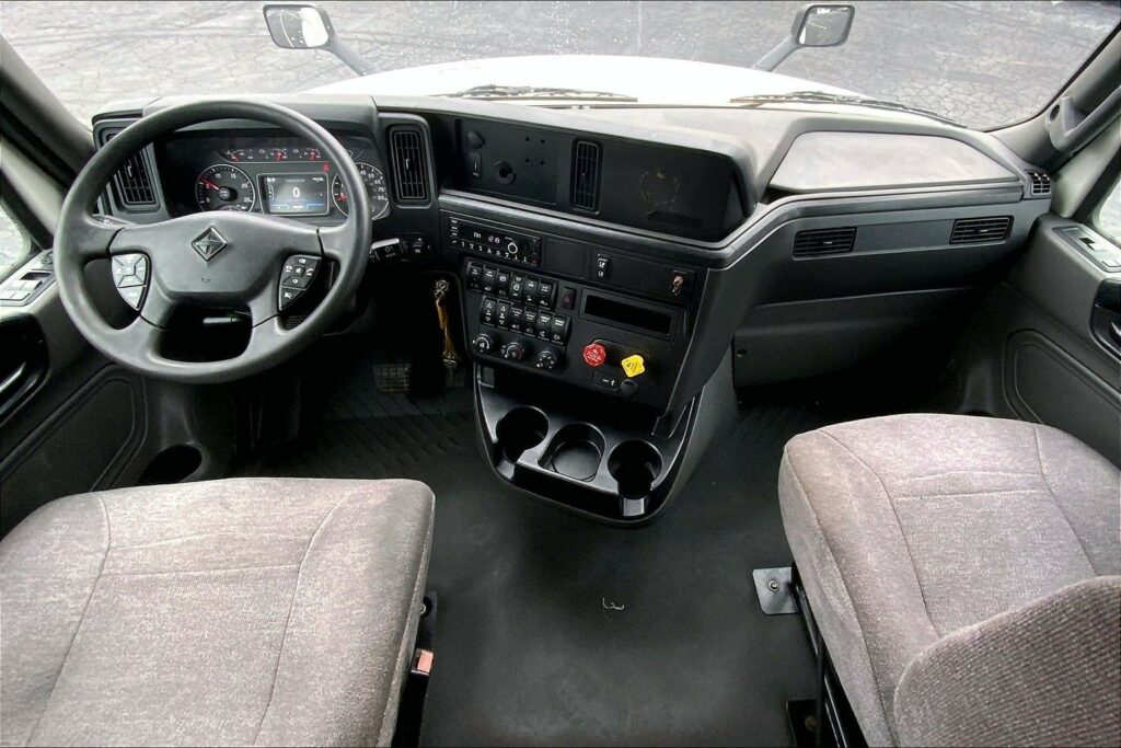 2022 CUM LT625 6×4 Sleeper