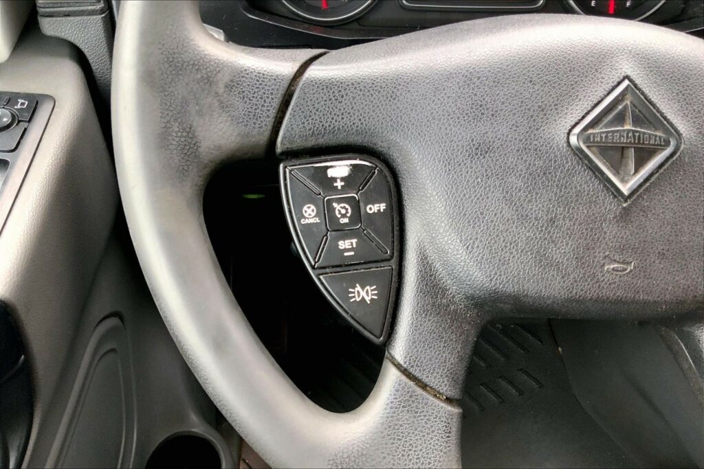 2022 CUM LT625 6×4 Sleeper