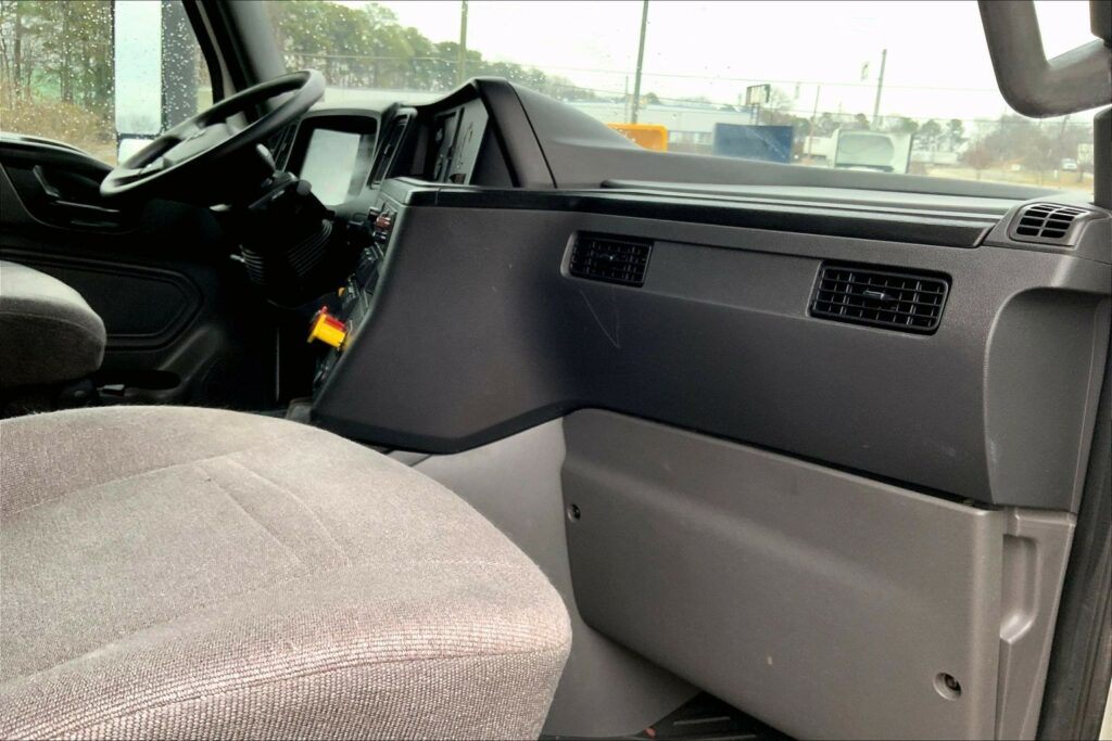 2022 CUM LT625 6×4 Sleeper