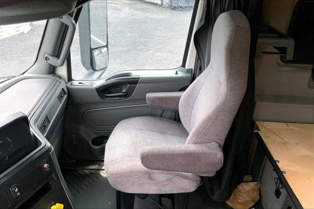 2022 CUM LT625 6×4 Sleeper