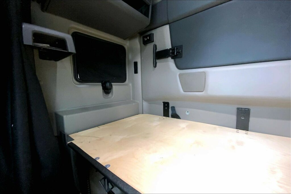 2022 CUM LT625 6×4 Sleeper