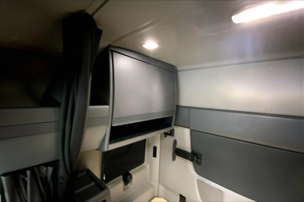 2022 CUM LT625 6×4 Sleeper