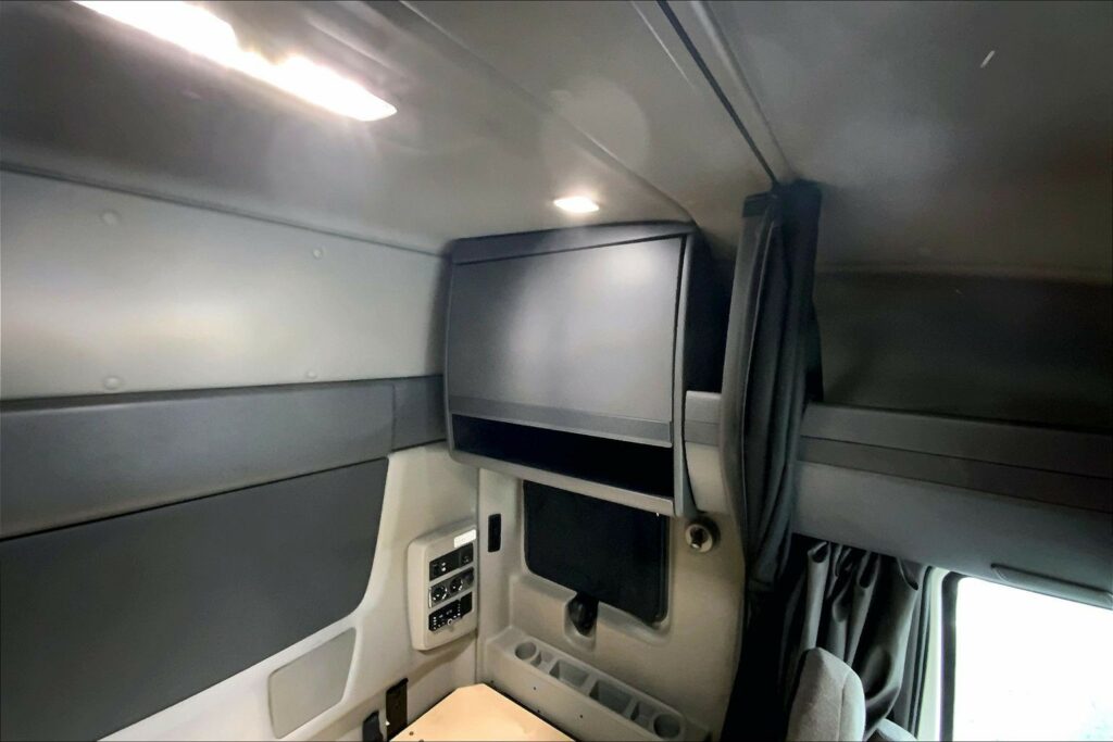 2022 CUM LT625 6×4 Sleeper