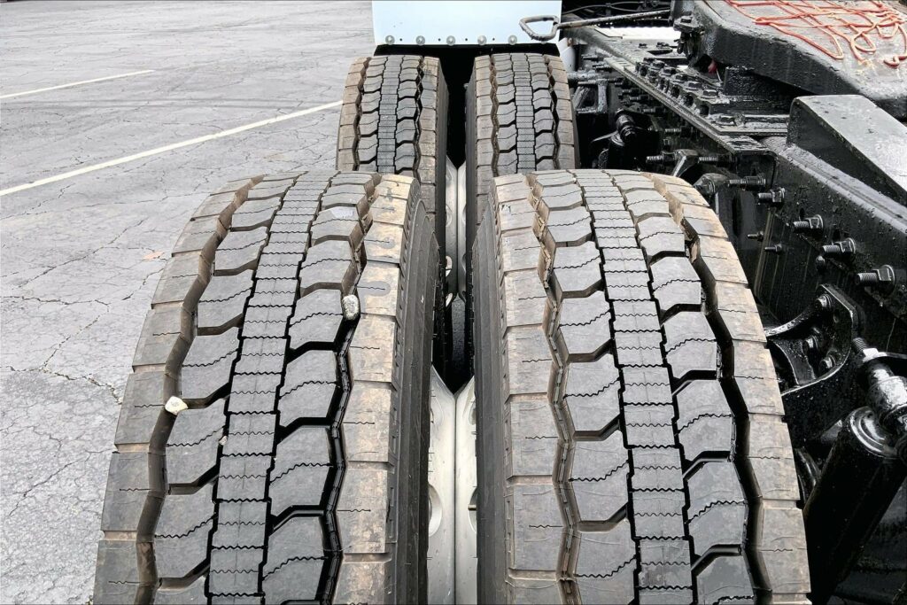 2022 CUM LT625 6×4 Sleeper