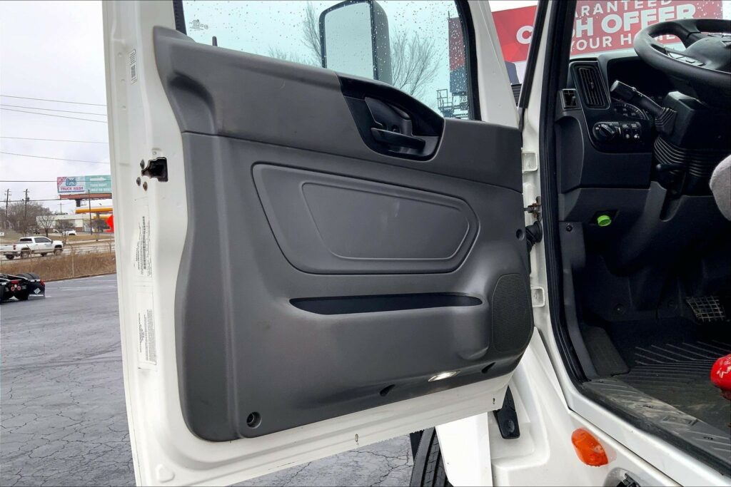 2022 CUM LT625 6×4 Sleeper